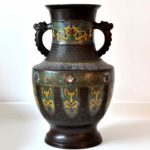 Vaza japoneza cloisonne veche din bronz cu manere sub forma de dragoni, semnata.