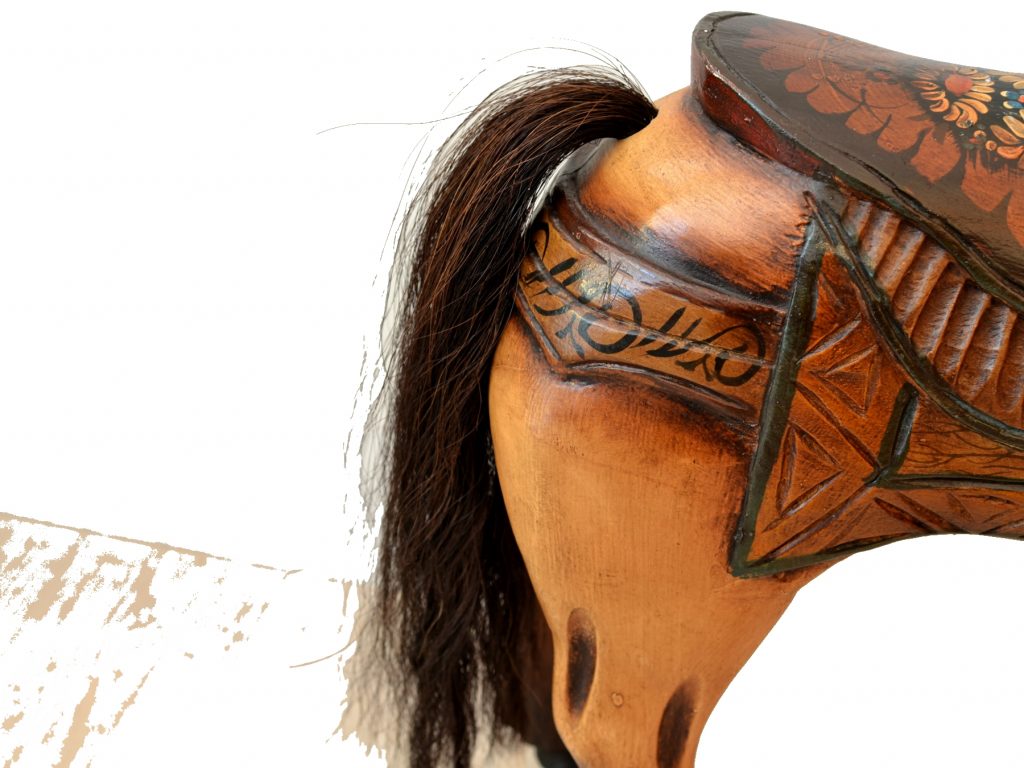 Cal vechi din lemn pictat manual