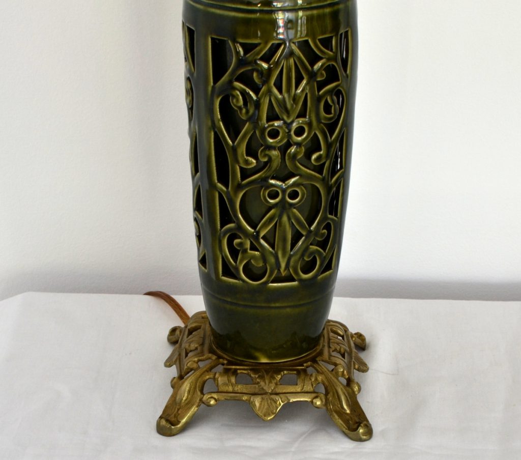 Set lampi cu corp de portelan dantelat si bronz