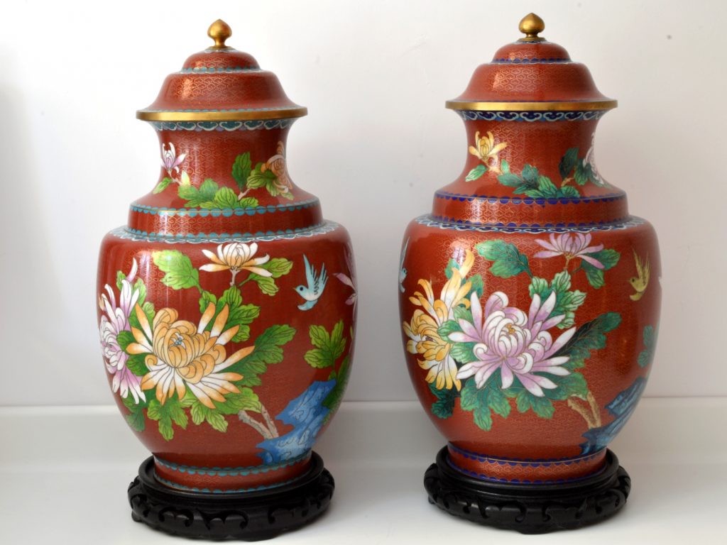 Vase mari cloisonne cu capac si suport din lemn. - imagine 1