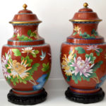 Vase mari cloisonne cu capac si suport din lemn.