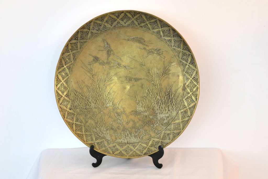 Platou din bronz cu cocori Platou din bronz cu cocori