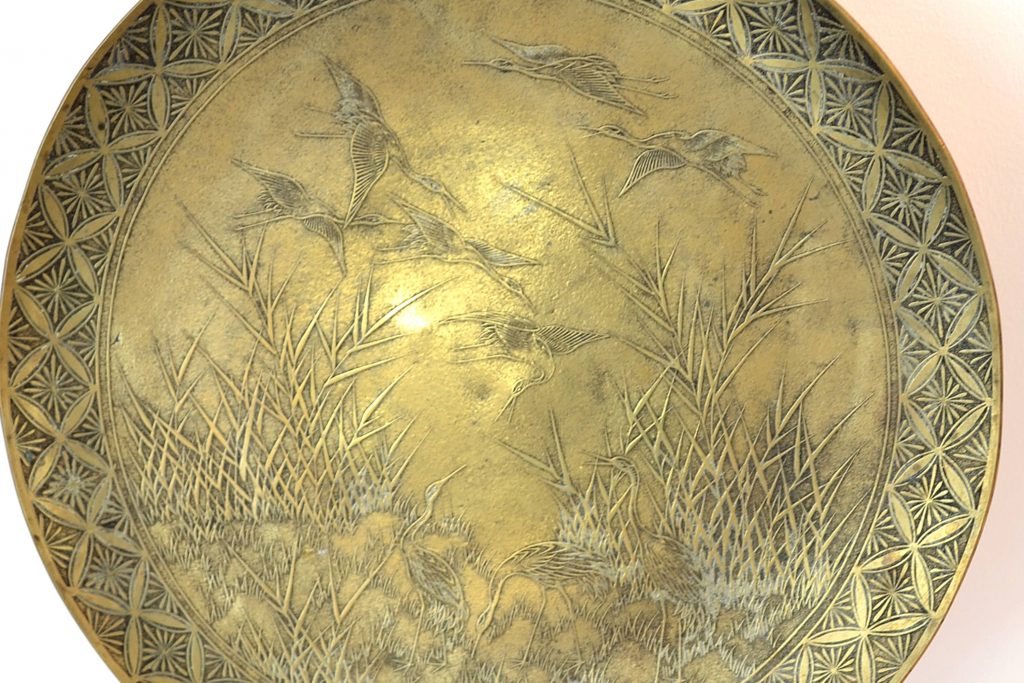 Platou din bronz cu cocori Platou din bronz cu cocori