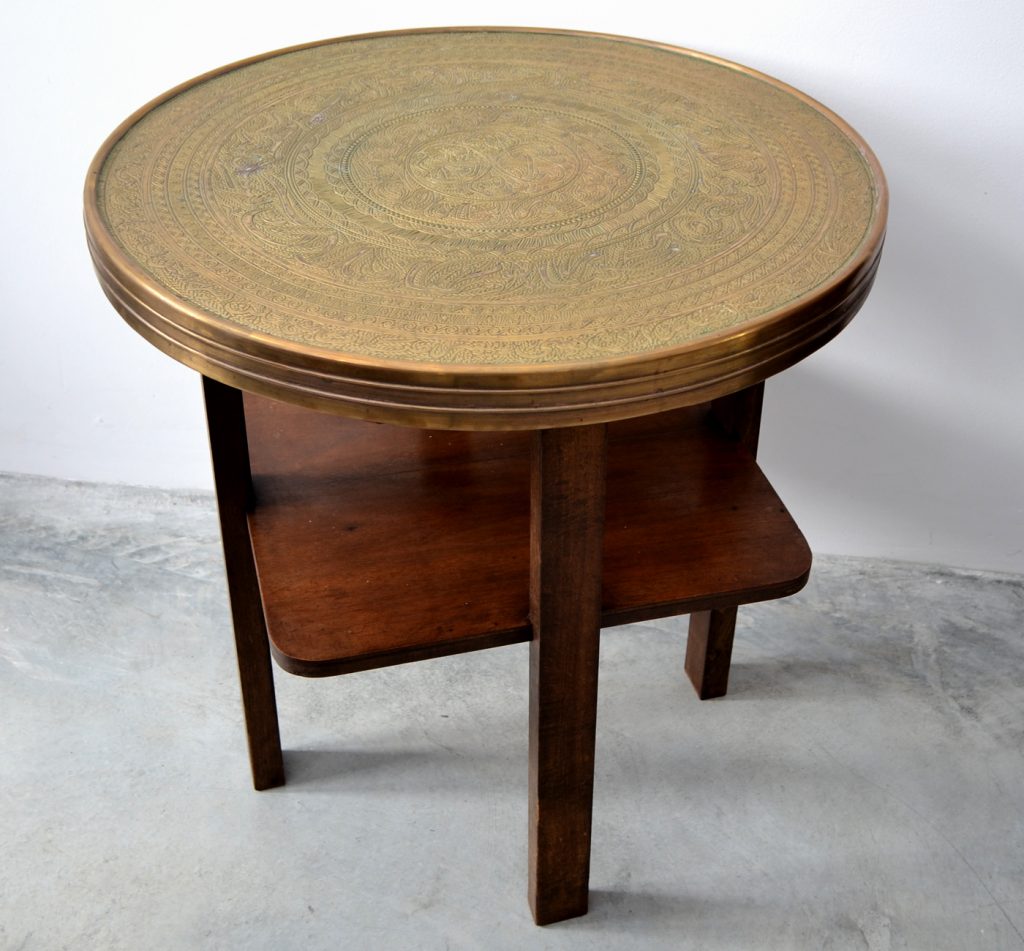 Masuta din lemn masiv si blat de alama cu model. Masuta din lemn masiv si blat de alama cu model.