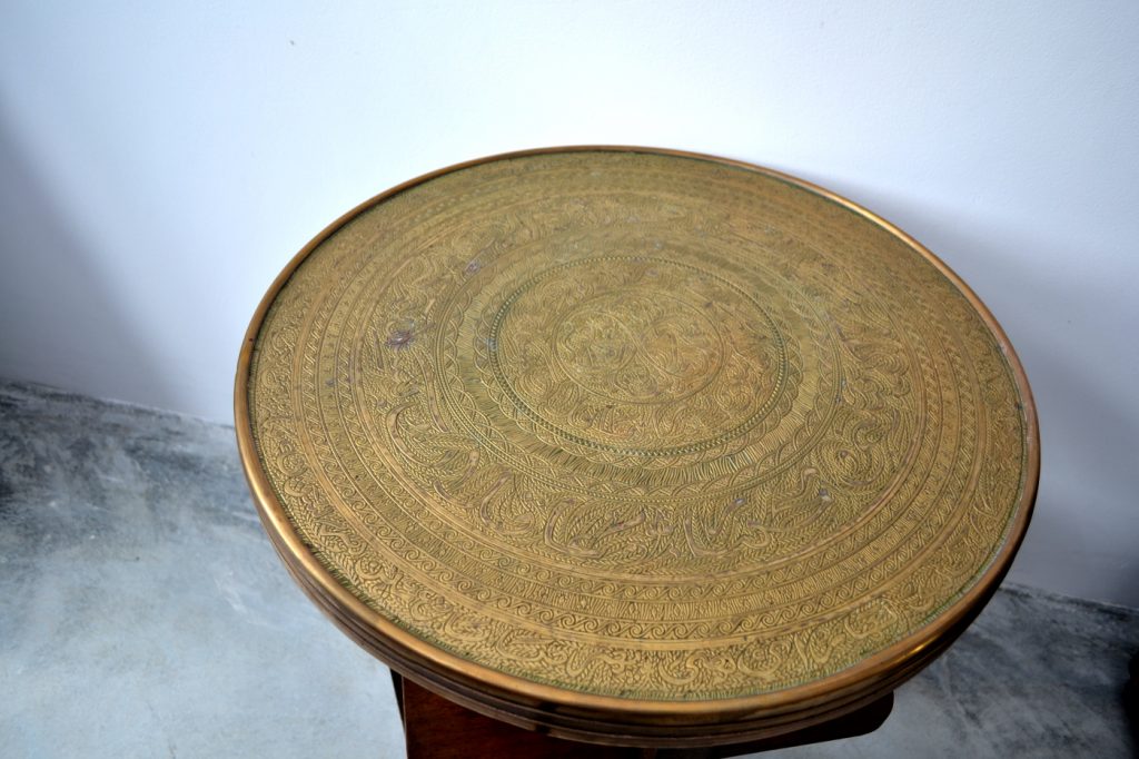 Masuta din lemn masiv si blat de alama cu model. Masuta din lemn masiv si blat de alama cu model.