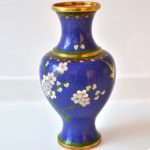 Vaza cloisonne albastra cu flori ciresi.