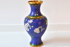 Vaza cloisonne albastra cu flori ciresi.