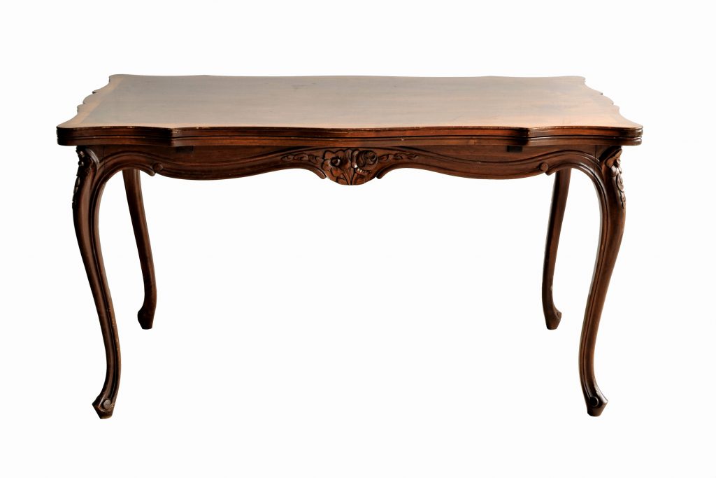 Masuta stil Louis al XV lea din lemn de nuc furniruit Masuta stil Louis al XV lea din lemn de nuc furniruit