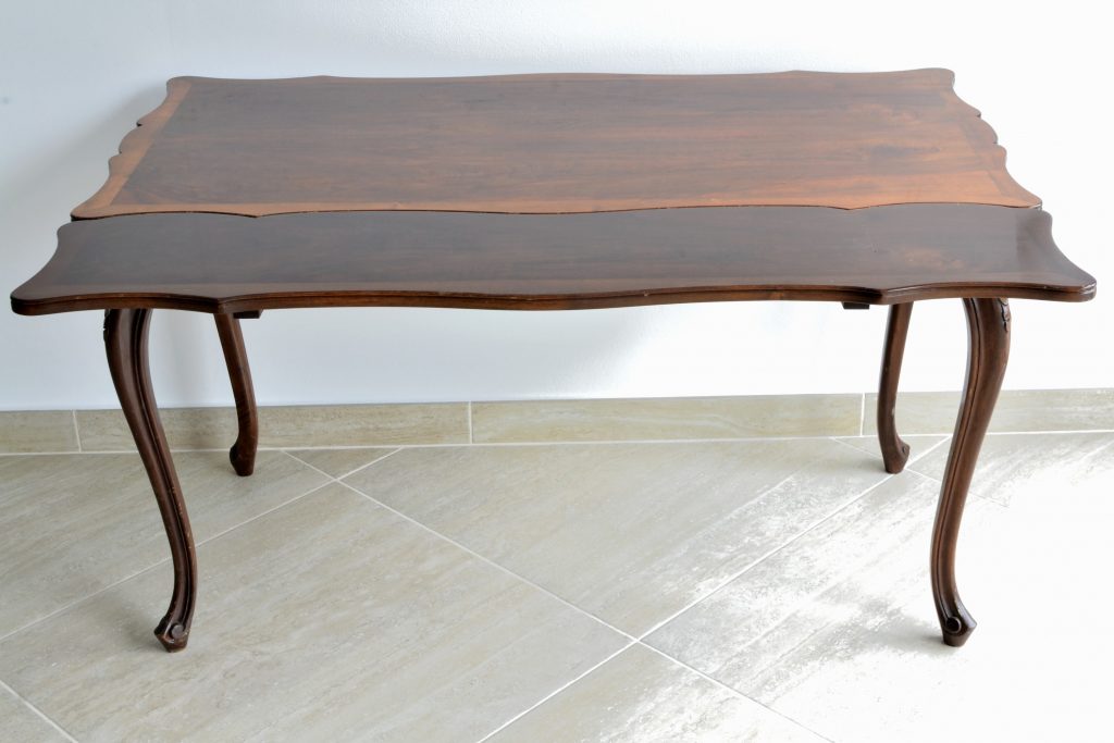 Masuta stil Louis al XV lea din lemn de nuc furniruit