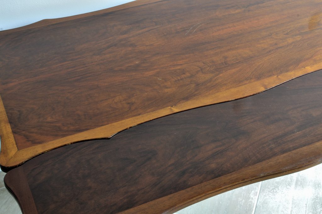 Masuta stil Louis al XV lea din lemn de nuc furniruit