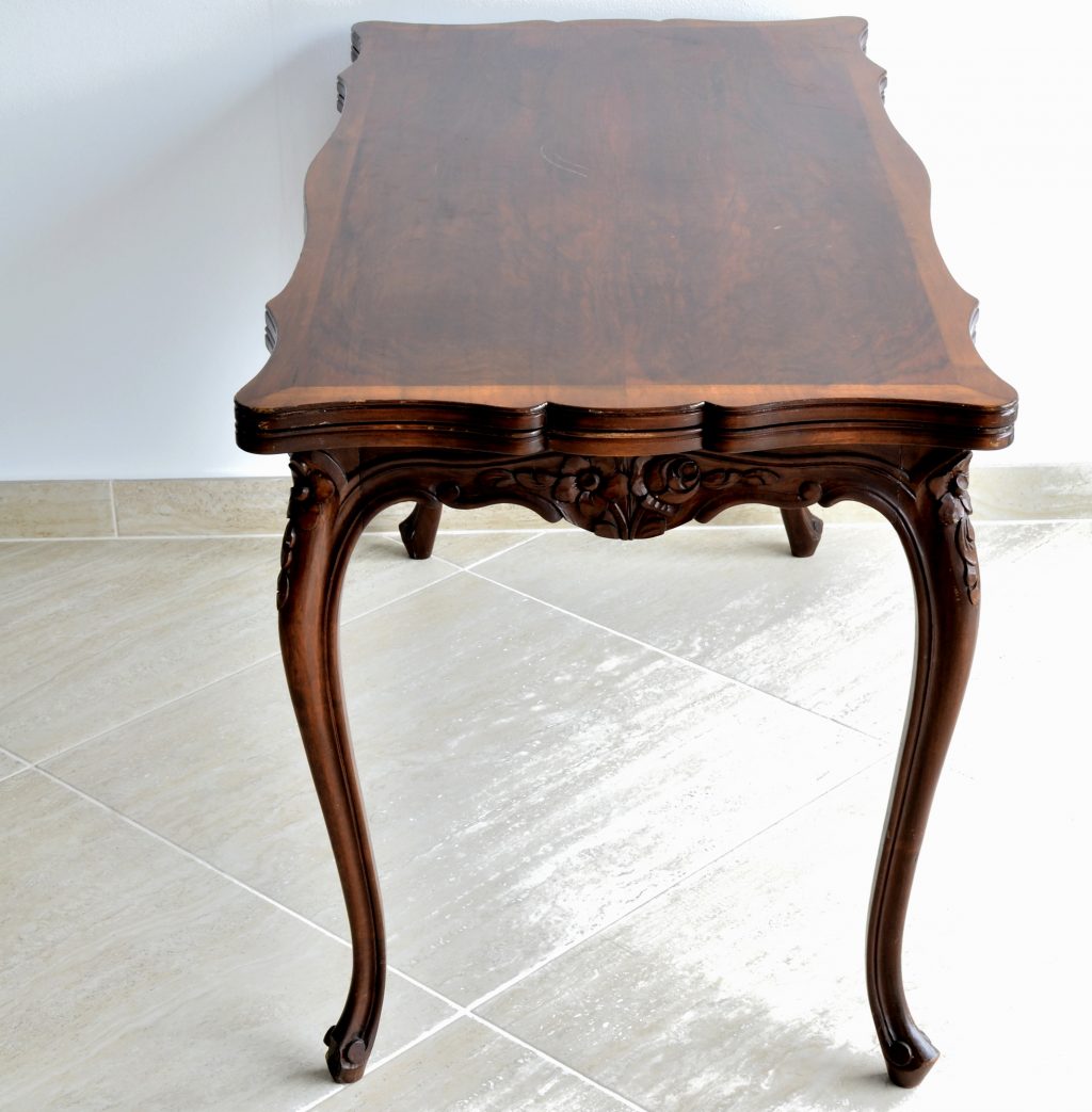 Masuta stil Louis al XV lea din lemn de nuc furniruit