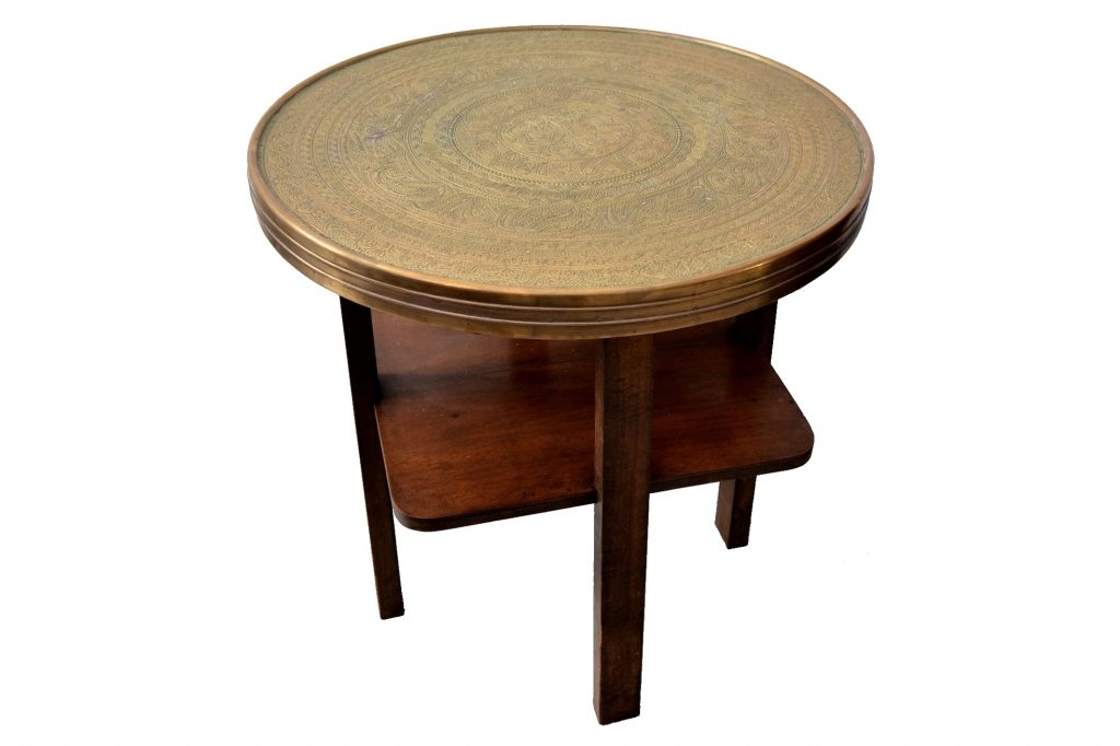 Masuta din lemn masiv si blat de alama cu model Masuta din lemn masiv si blat de alama cu model