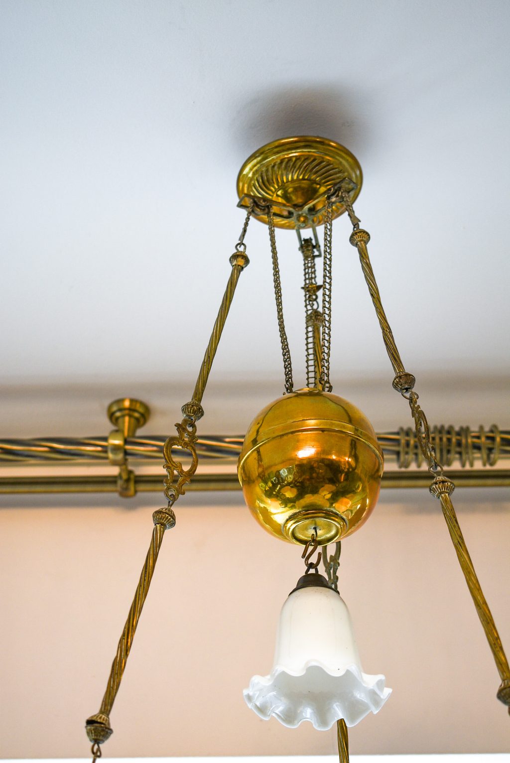 Lampa pe gaz din bronz cu sticla opalina Lampa pe gaz din bronz cu sticla opalina Matador - imagine 3