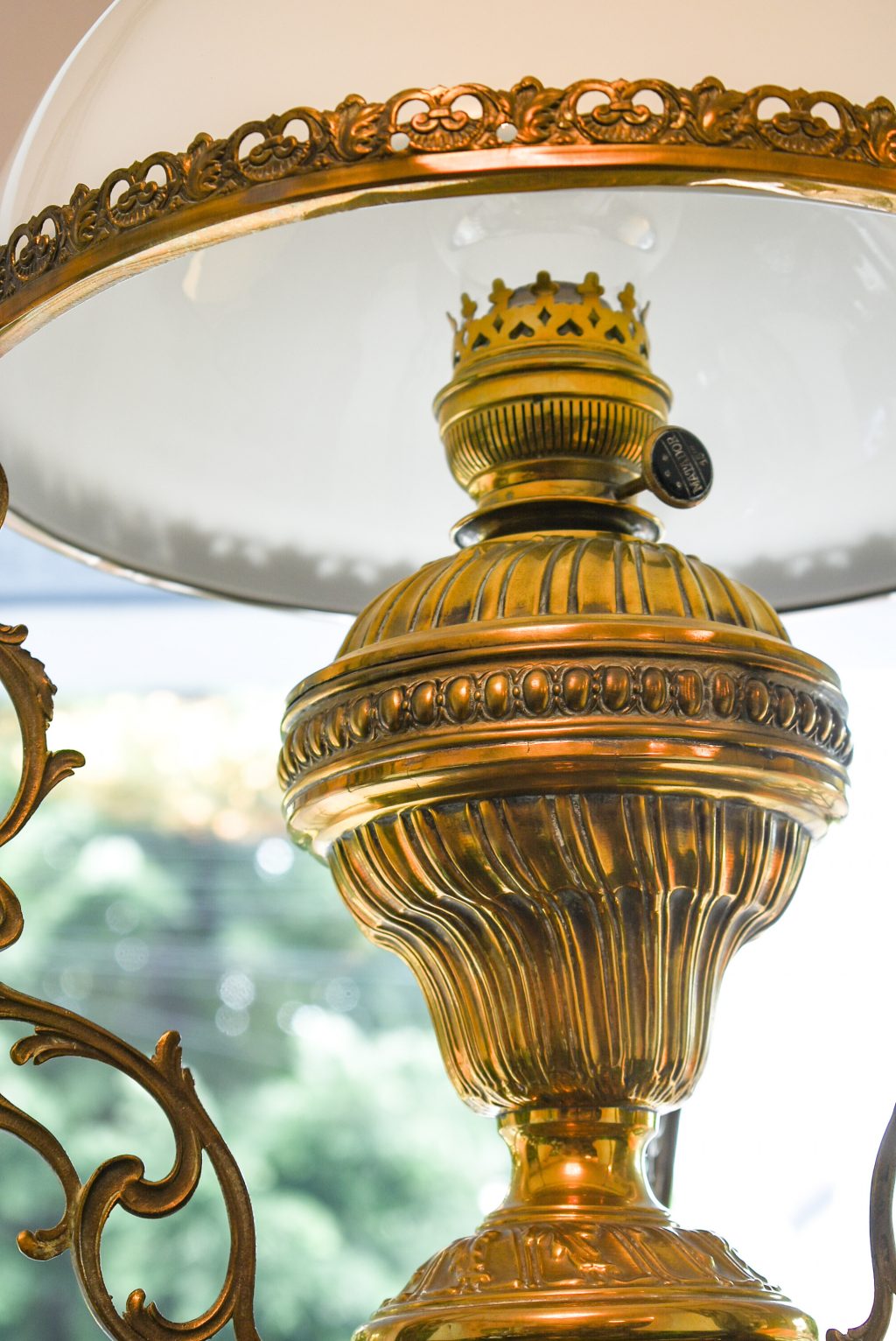 Lampa pe gaz din bronz cu sticla opalina Lampa pe gaz din bronz cu sticla opalina Matador - imagine 2