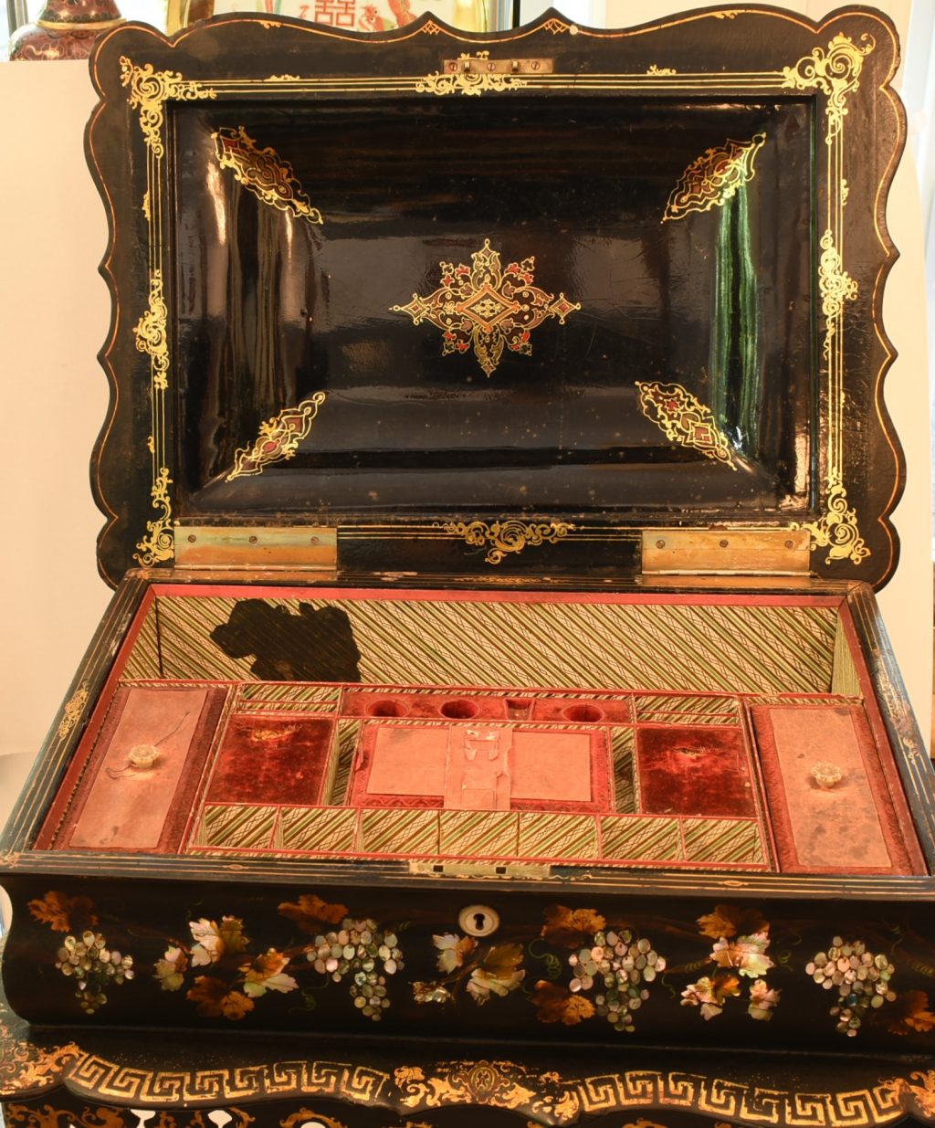 Cutie victoriana din papier-mache cu intarsii din sidef