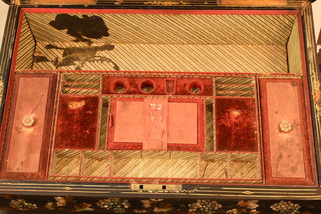 Cutie victoriana din papier-mache cu intarsii din sidef