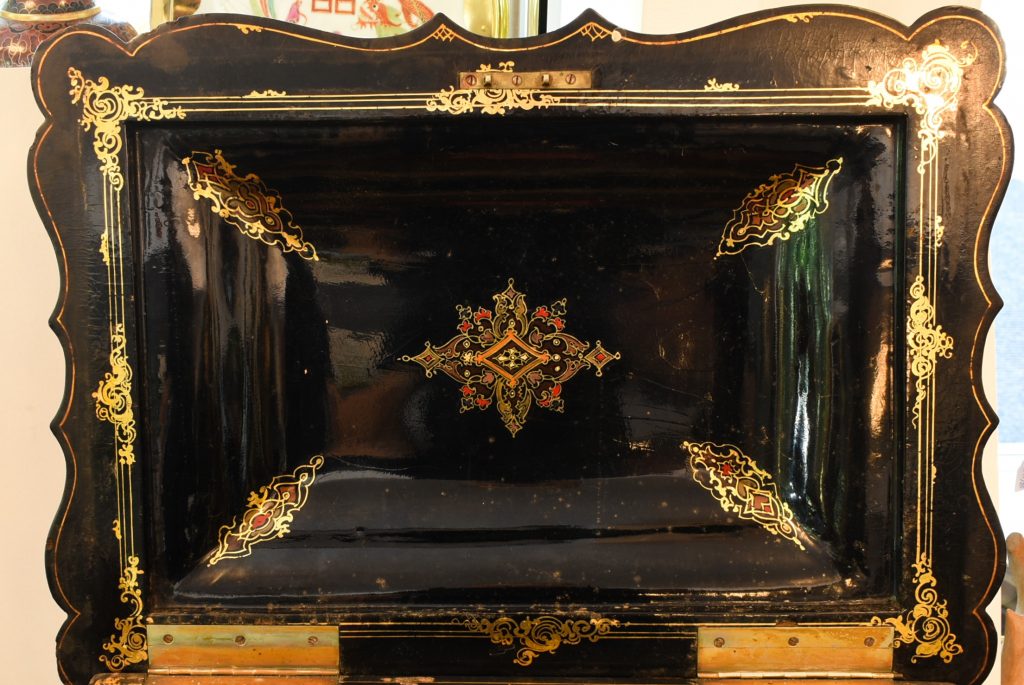 Cutie victoriana din papier-mache cu intarsii din sidef