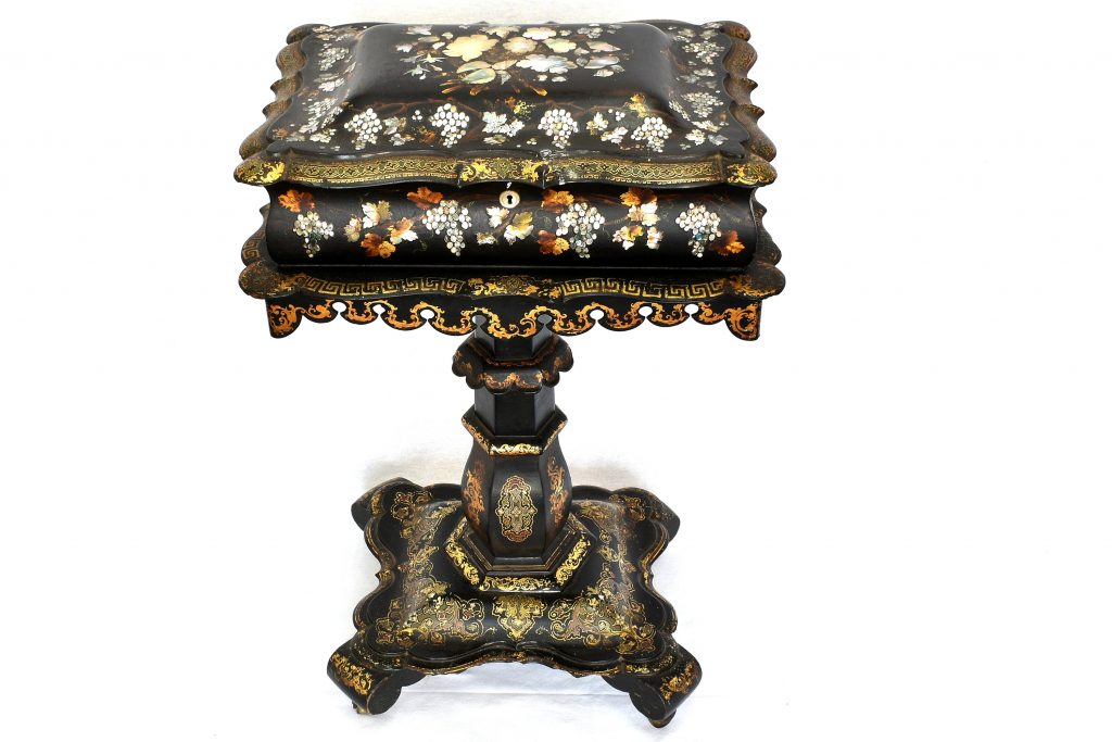 Cutie victoriana din papier-mache cu intarsii din sidef