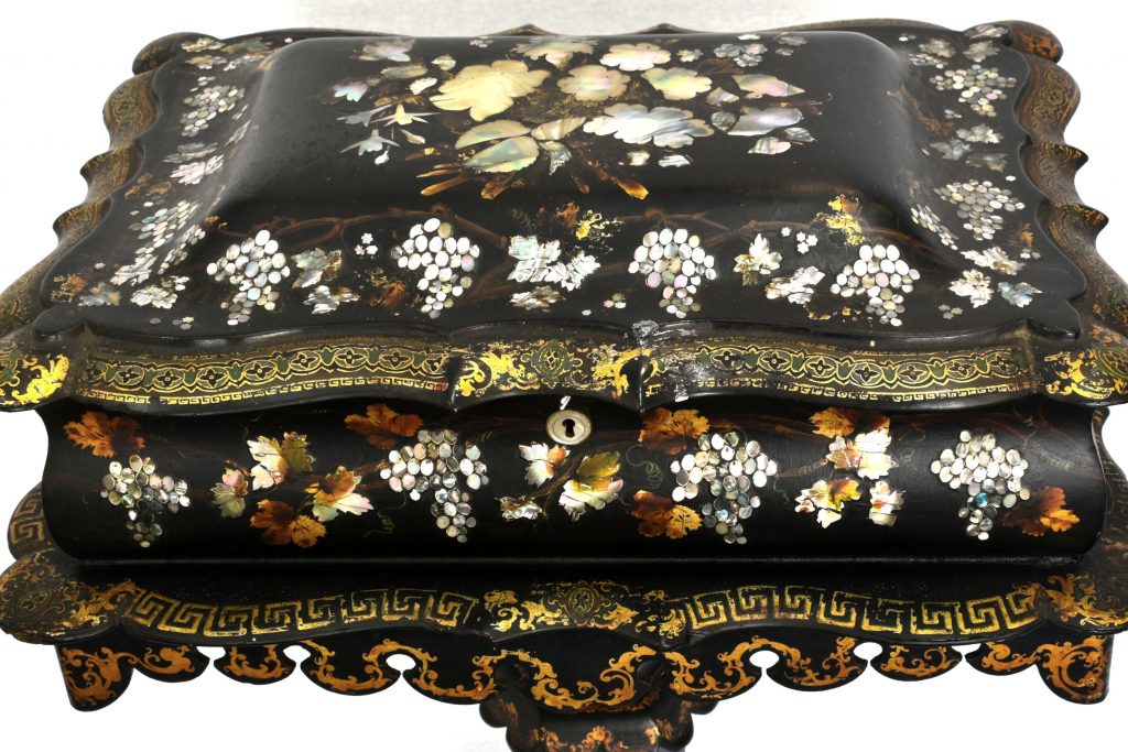 Cutie victoriana din papier-mache cu intarsii din sidef