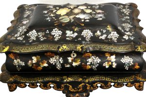 Cutie victoriana din papier-mache cu intarsii din sidef