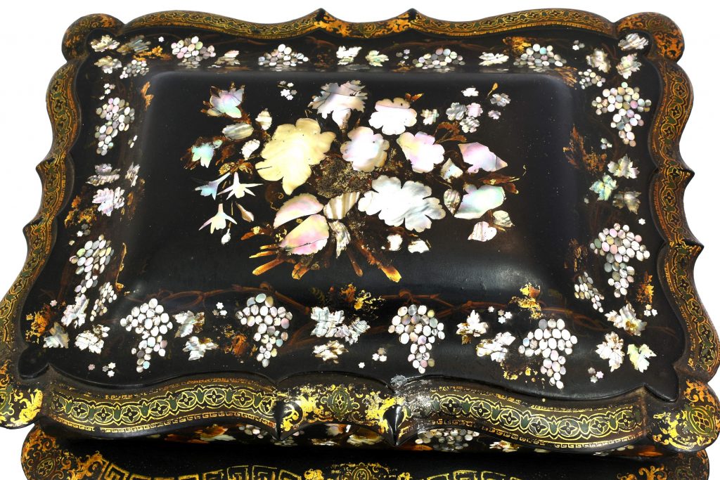 Cutie victoriana din papier-mache cu intarsii din sidef