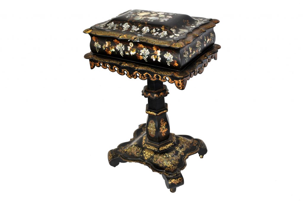 Cutie victoriana din papier-mache cu intarsii din sidef