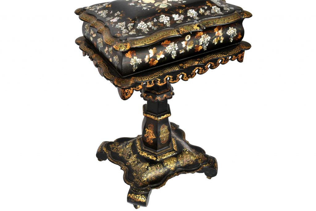 Cutie victoriana din papier-mache cu intarsii din sidef