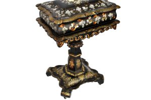 Cutie victoriana din papier-mache cu intarsii din sidef