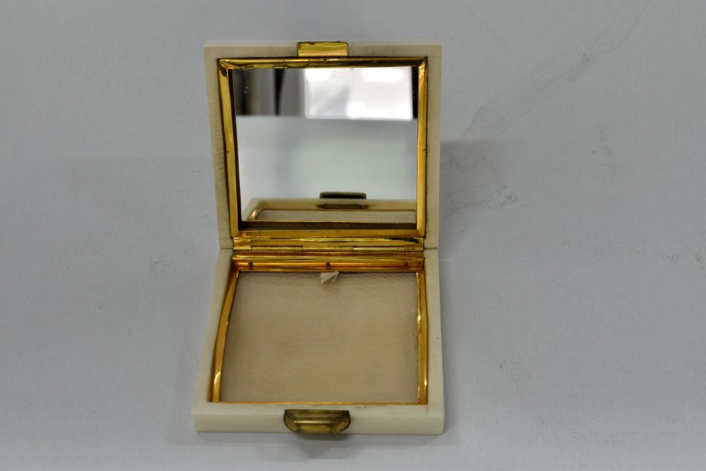 Pudriera din fildes mare