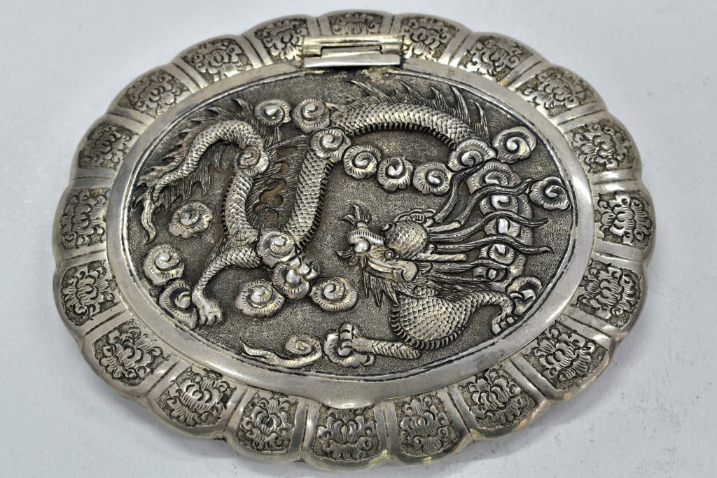 Pudriera din argint masiv cu oglinda din cristal Pudriera din argint masiv cu oglinda din cristal