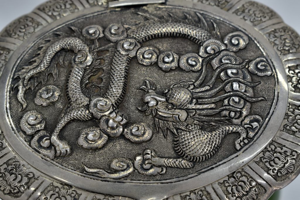 Pudriera din argint masiv cu oglinda din cristal Pudriera din argint masiv cu oglinda din cristal