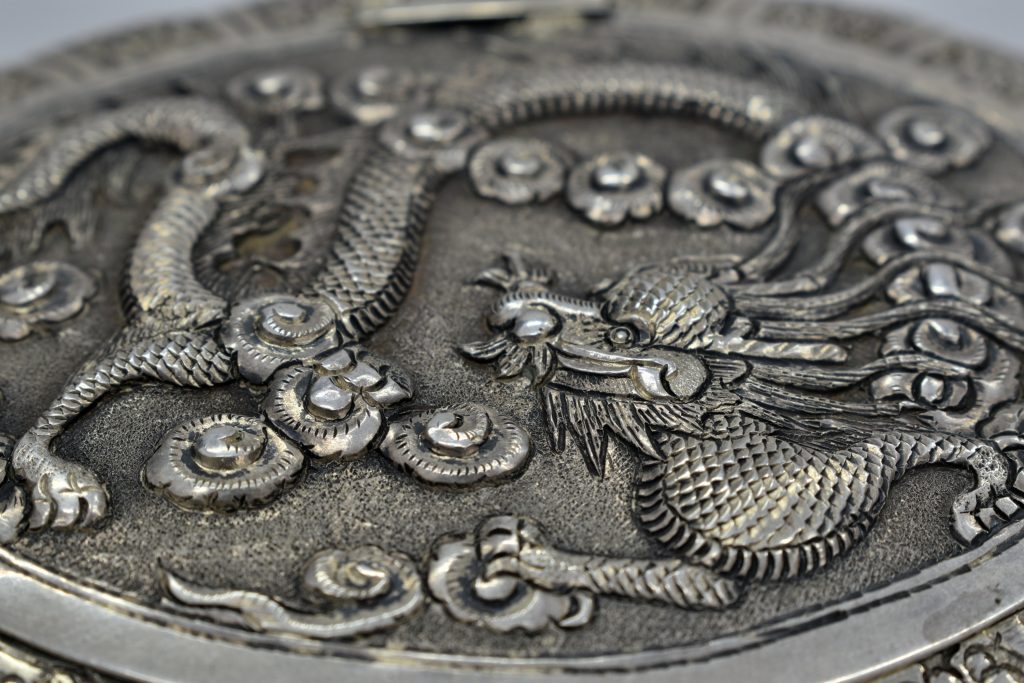 Pudriera din argint masiv cu oglinda din cristal Pudriera din argint masiv cu oglinda din cristal