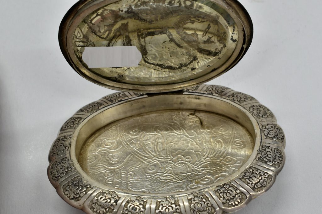 Pudriera din argint masiv cu oglinda din cristal Pudriera din argint masiv cu oglinda din cristal