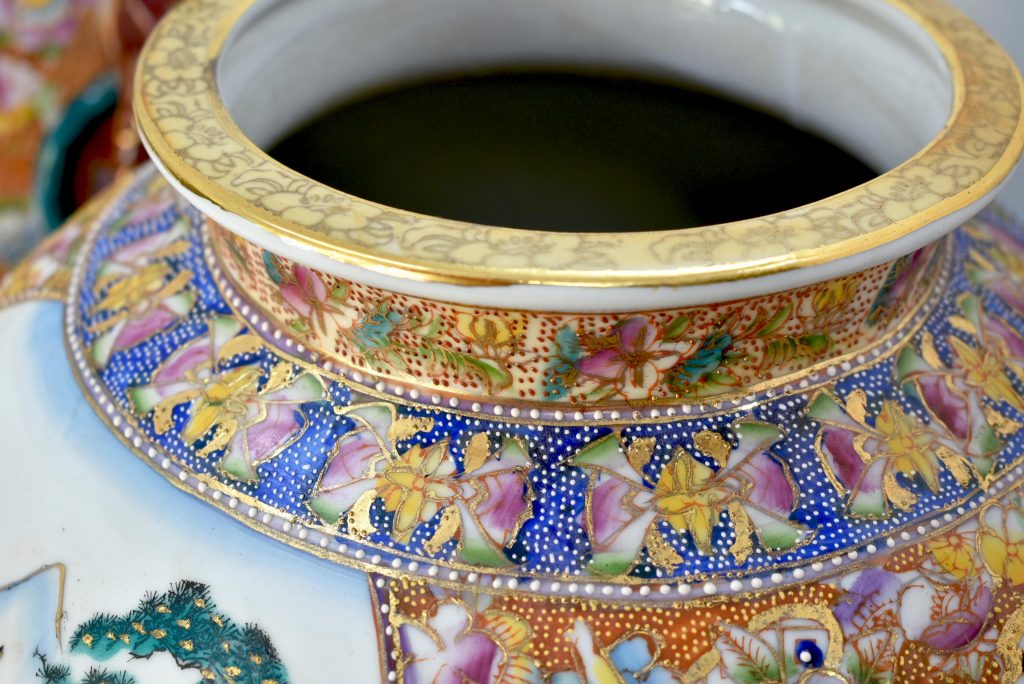 Doua vase Satsuma din portelan Doua vase Satsuma din portelan