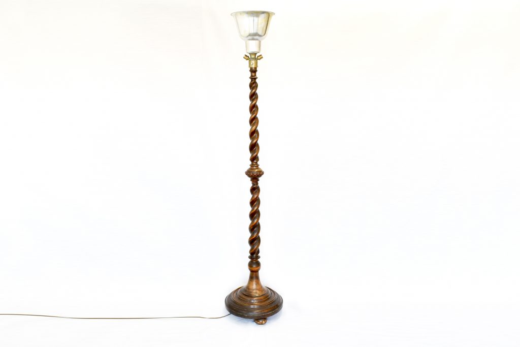 Lampadar cu picior din lemn de nuc si abajur aluminiu Lampadar cu picior din lemn de nuc si abajur aluminiu