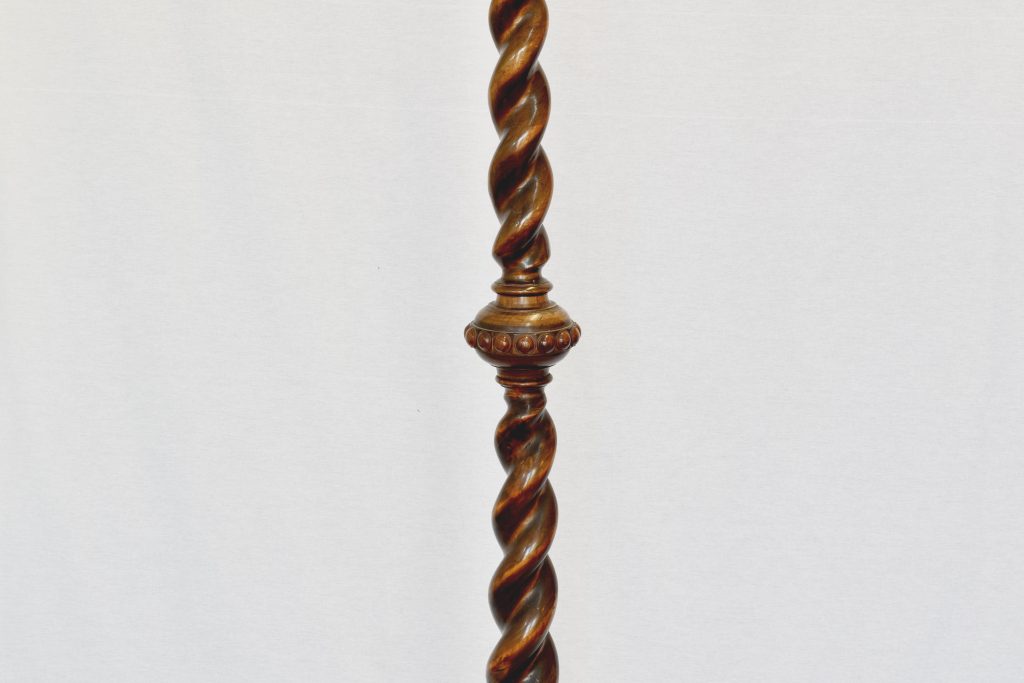 Lampadar cu picior din lemn de nuc si abajur aluminiu Lampadar cu picior din lemn de nuc si abajur aluminiu