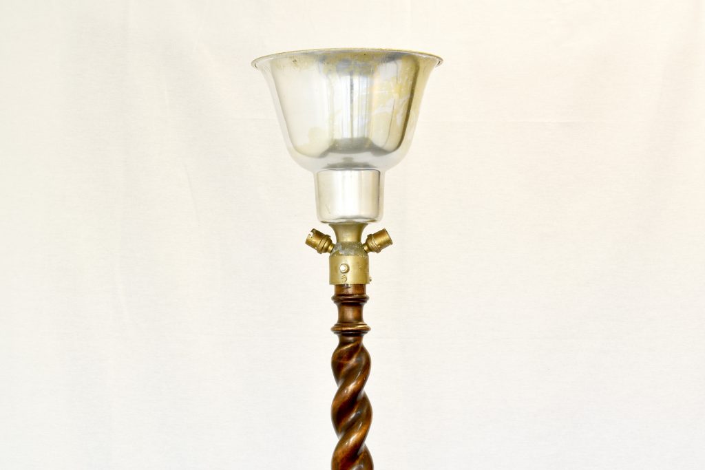 Lampadar cu picior din lemn de nuc si abajur aluminiu Lampadar cu picior din lemn de nuc si abajur aluminiu