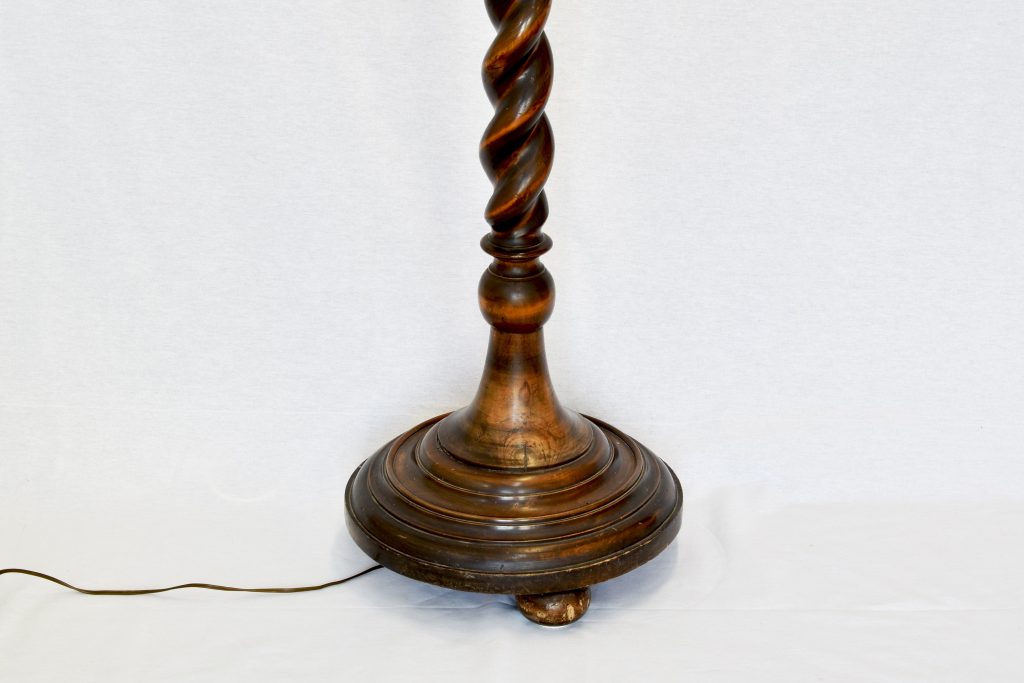 Lampadar cu picior din lemn de nuc si abajur aluminiu Lampadar cu picior din lemn de nuc si abajur aluminiu