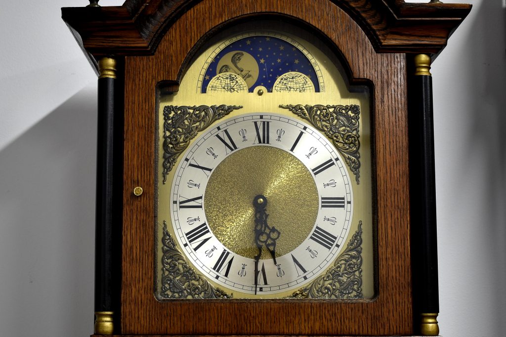 Ceas de podea mecanic Westminster cu fazele Lunii Ceas de podea mecanic Westminster cu fazele Lunii