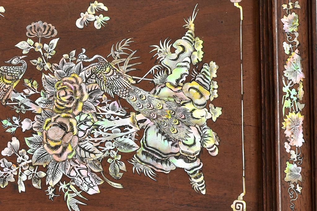 Panou din lemn si intarsii scoica Pawa