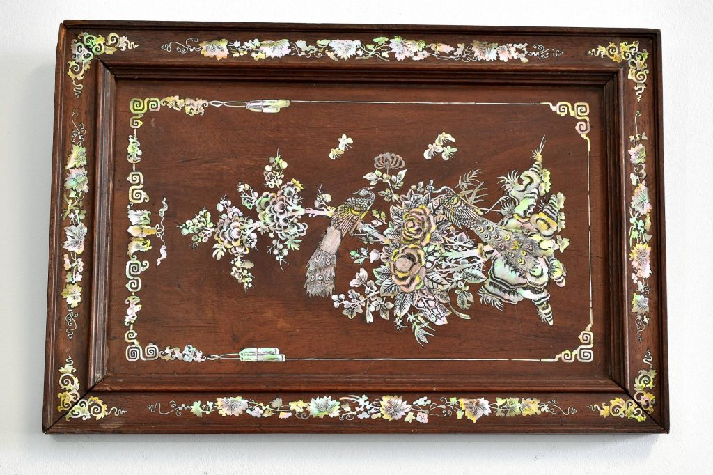 Panou din lemn si intarsii scoica Pawa Panou din lemn si intarsii scoica Pawa