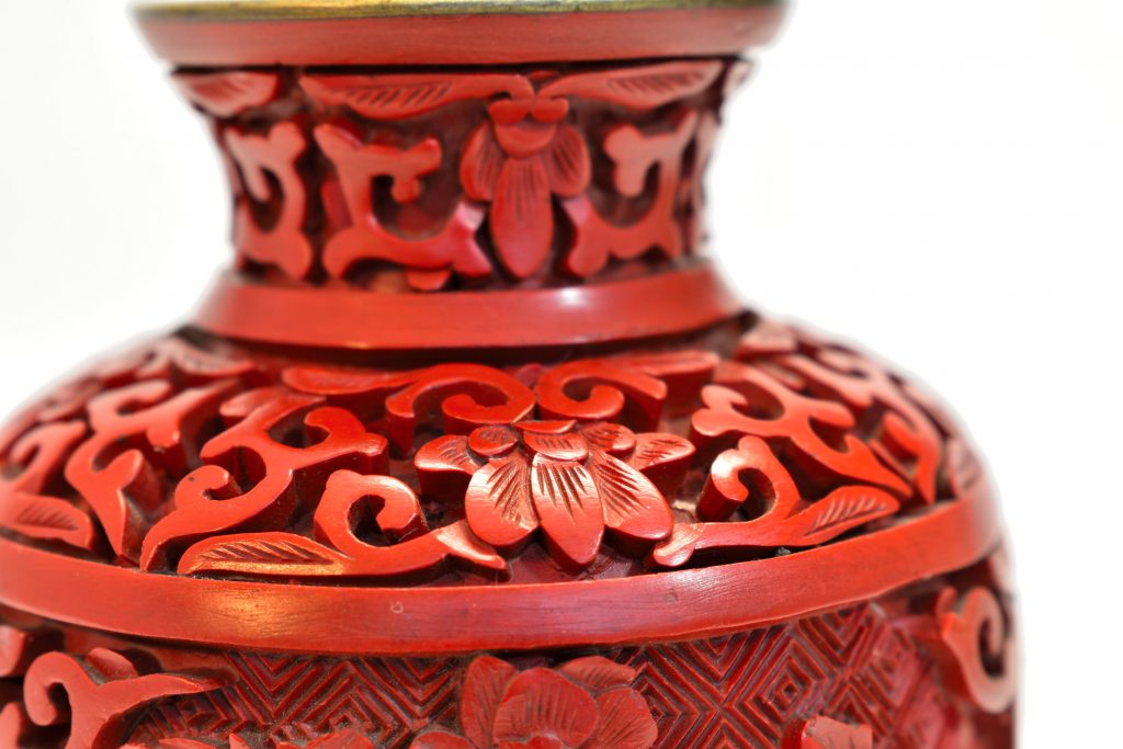 Vaza din cinabru Vaza din cinabru