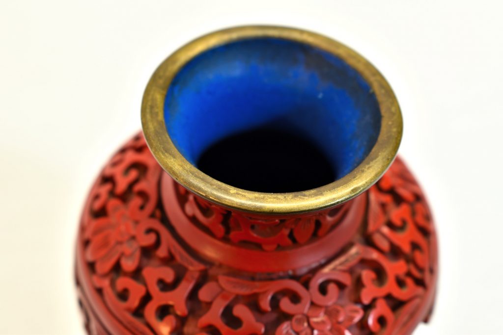 Vaza din cinabru Vaza din cinabru