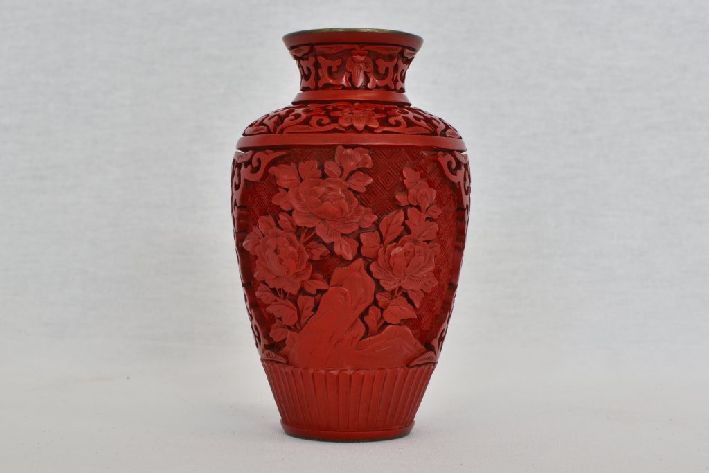 Vaza din cinabru Vaza din cinabru