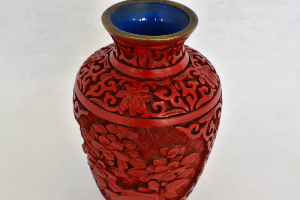 Vaza din cinabru