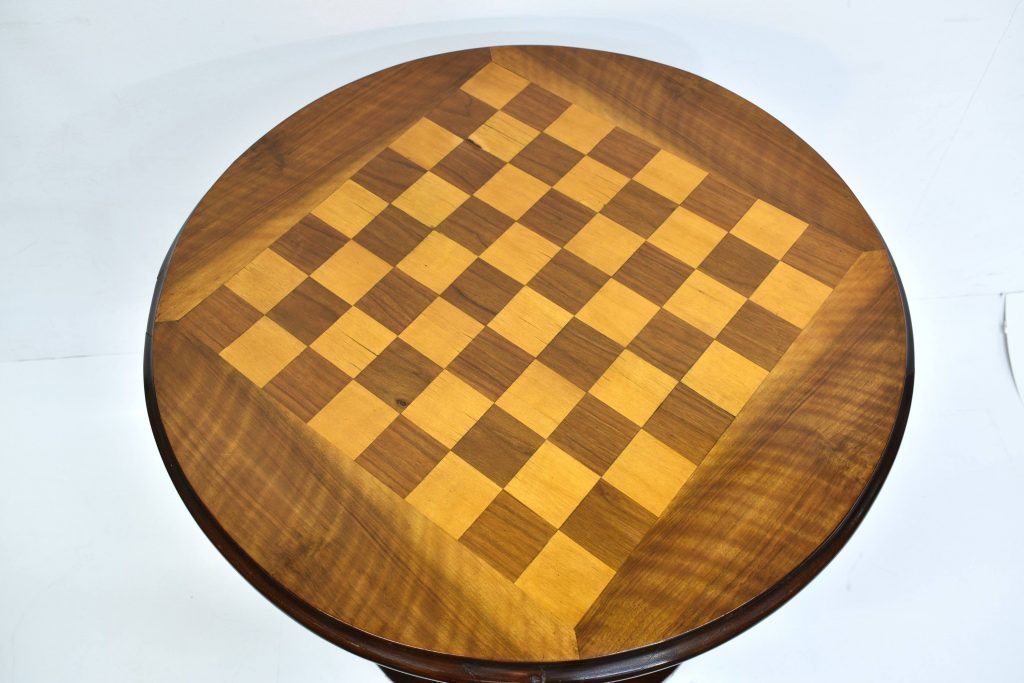 Masa cu tabla de sah