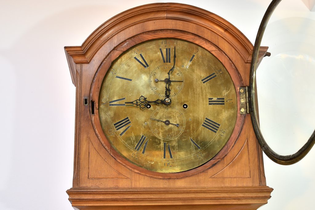 Pendula de podea englezeasca