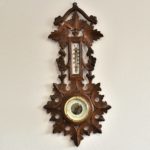 Barometru aneroid pe lemn sculptat