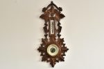 Barometru aneroid pe lemn sculptat