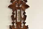Barometru aneroid pe lemn sculptat